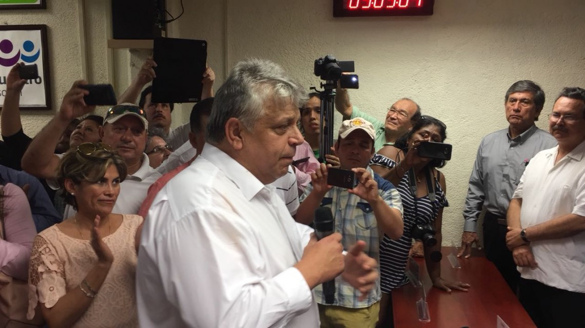 Juan Manzur Oudie se registra como candidato independiente por el distrito 08