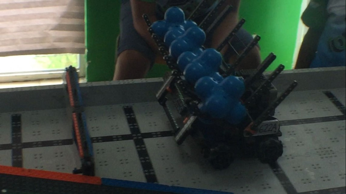 Amplían sus talentos niños que incursionan en robótica