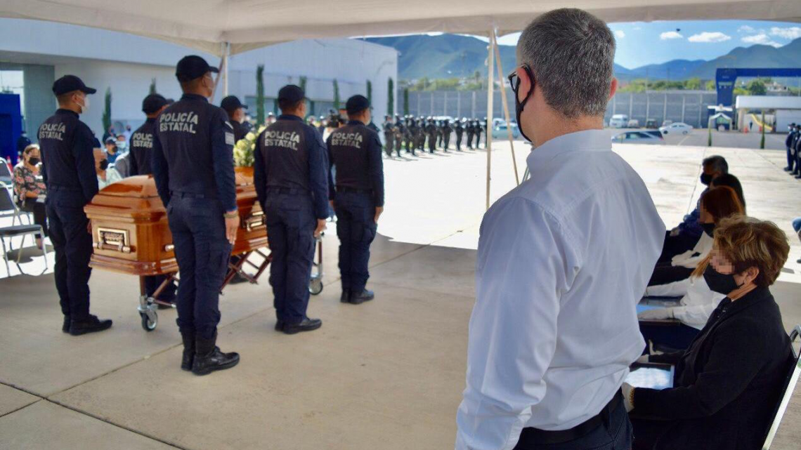 Rinden homenaje a policía abatido en Victoria