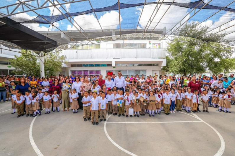 Iluminó sonrisas infantiles la entrega de zapatos y útiles por parte del Alcalde Carlos Peña Ortiz 