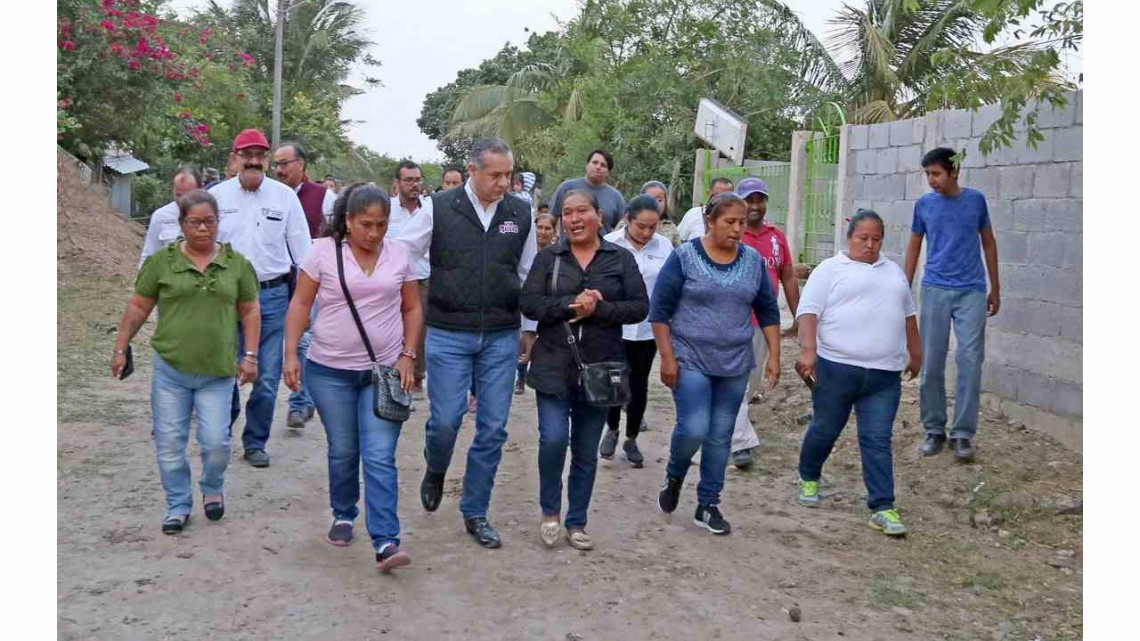 Atiende alcalde de Madero a familias vulnerables