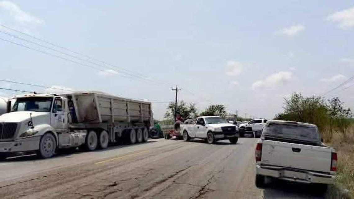 Vendedores de autos bloquean la carretera Matamoros-Victoria: Denuncian extorsiones
