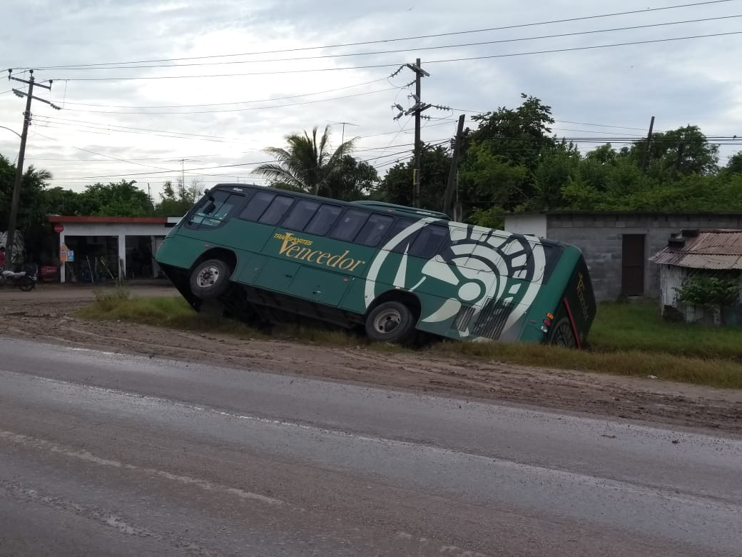 Derrapa autobús con pasajeros procedentes de Tampico