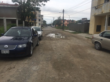 Protestan vecinos en la Luna Luna por calle a medias