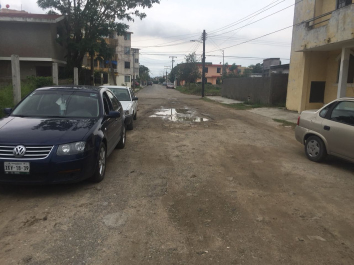 Protestan vecinos en la Luna Luna por calle a medias