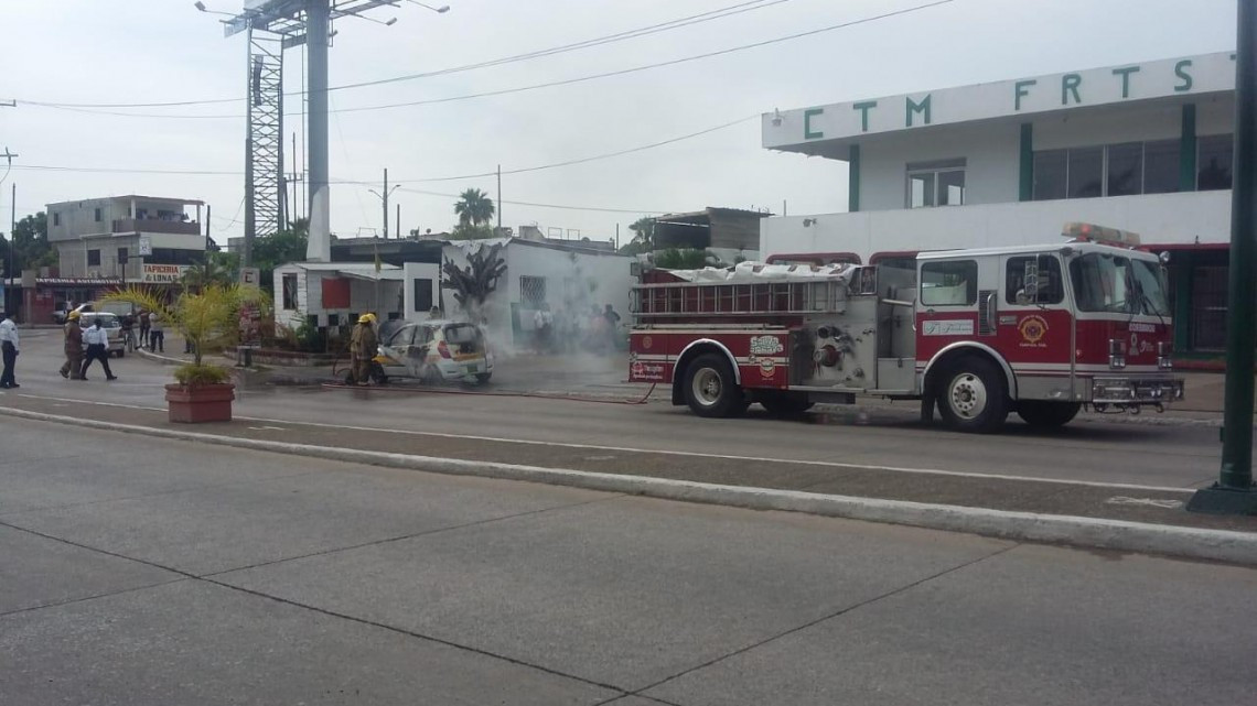 Taxi es consumido por el fuego 