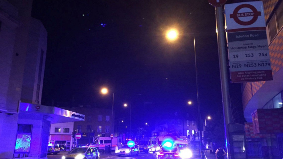 Vehículo embiste a multitud en Londres