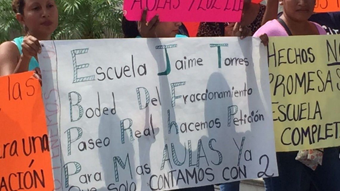 Padres de familia protestan para exigir electrificación de escuela primaria