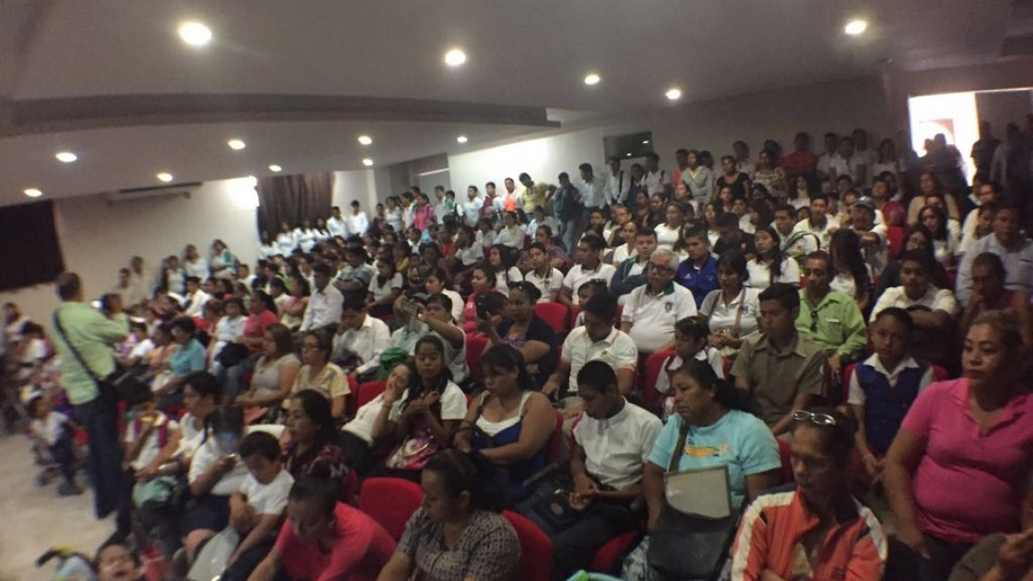 Entregan formatos de solicitud para becas escolares