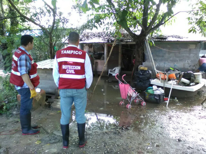 Evacuan a primer familia de la Moscú por desbordamiento del Tamesi