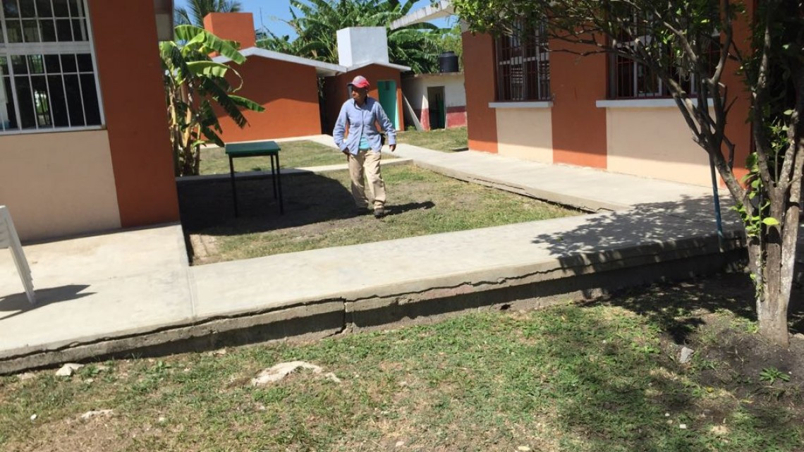 Constructoras acosan a directores de escuelas