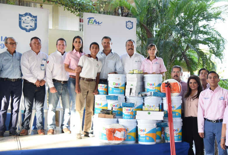 Entrega material para el mejoramiento físico de la Secundaria General Número 8