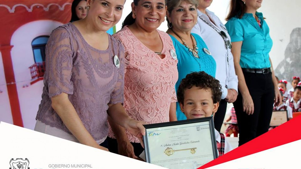 Alcaldesa acude a ceremonia de graduación de Jardín de Niños