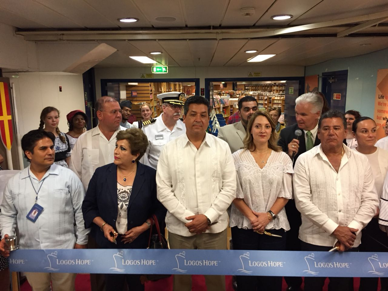 Logos Hope abre sus puertas del mayor tesoro que guarda, su biblioteca