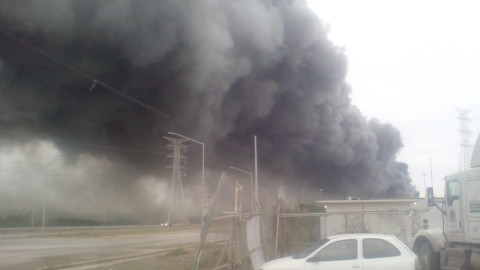 Arde bodega de fertilizantes en el puerto de Altamira