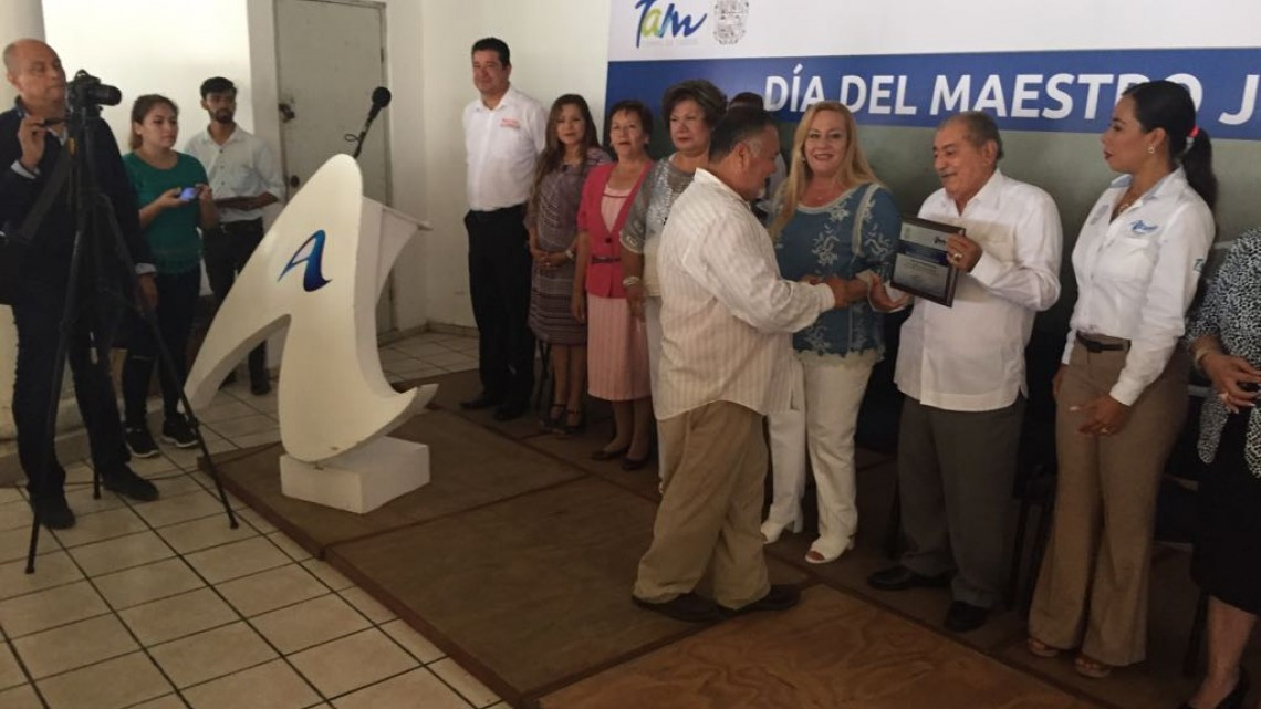 Festejan a maestros, por su trayectoria y forjadores de la sociedad