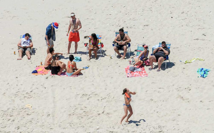 Gobernador pasa vacaciones en playa que cerró al público