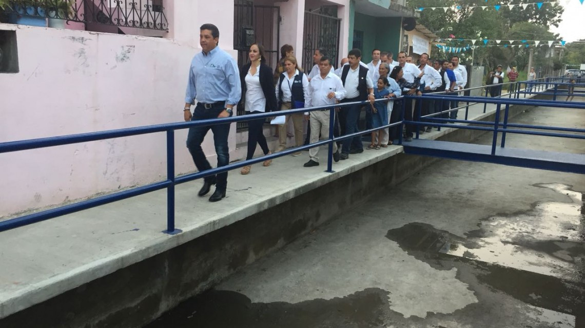 Entrega Gobernador en la Revolución Verde un dren pluvial