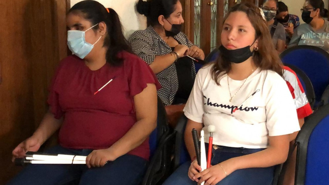 Concluye bastotón con caminata y entrega de bastones