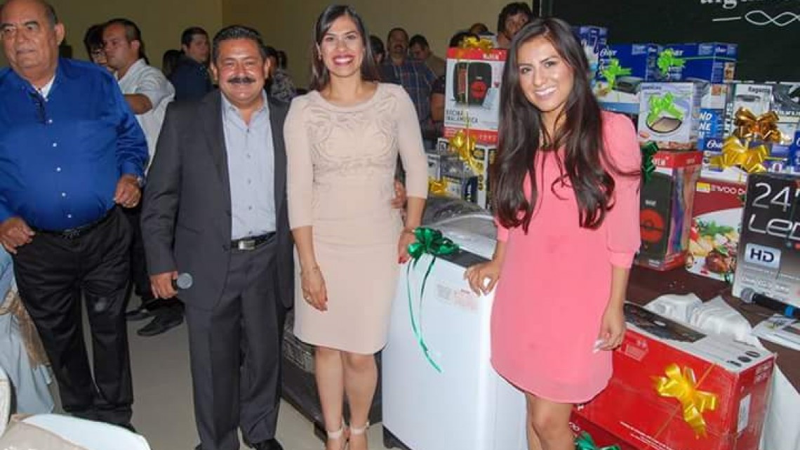 Ayuntamiento festeja a maestros en su día