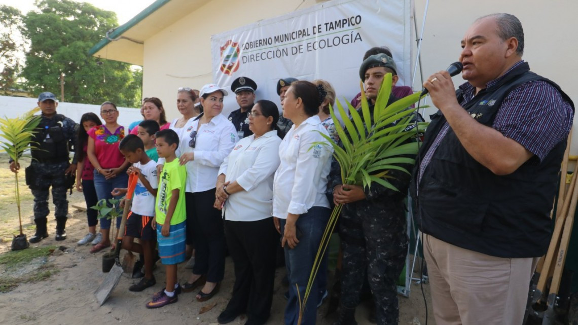 Áreas verdes de planteles educativos son reforestadas