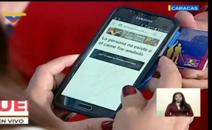 Asiste Maduro a votar y rechazan su carnet