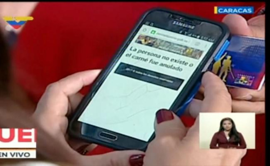 Asiste Maduro a votar y rechazan su carnet