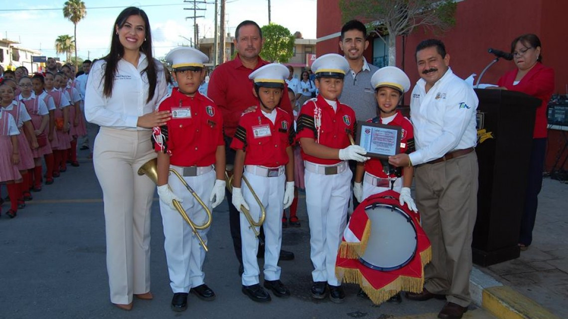 Realizan honores a la bandera