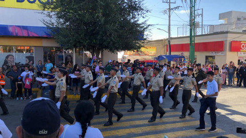 Familias asisten a plaza principal para presenciar desfile militar
