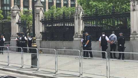 Detienen a hombre armado con cuchillos cerca del Parlamento en Londres
