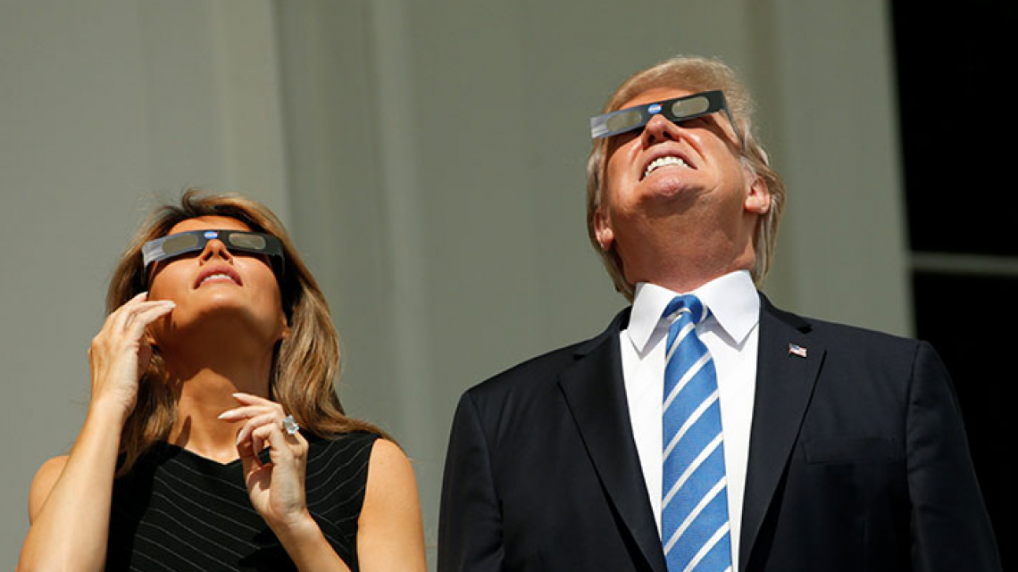 Trump mira eclipse sin protección