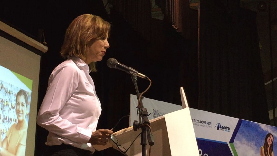 Imparten conferencia despertando sueños