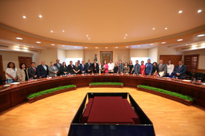 Entrega Gobierno Municipal reconocimiento a la señora Ninfa Deándar Martínez por 100 años de El Mañana 