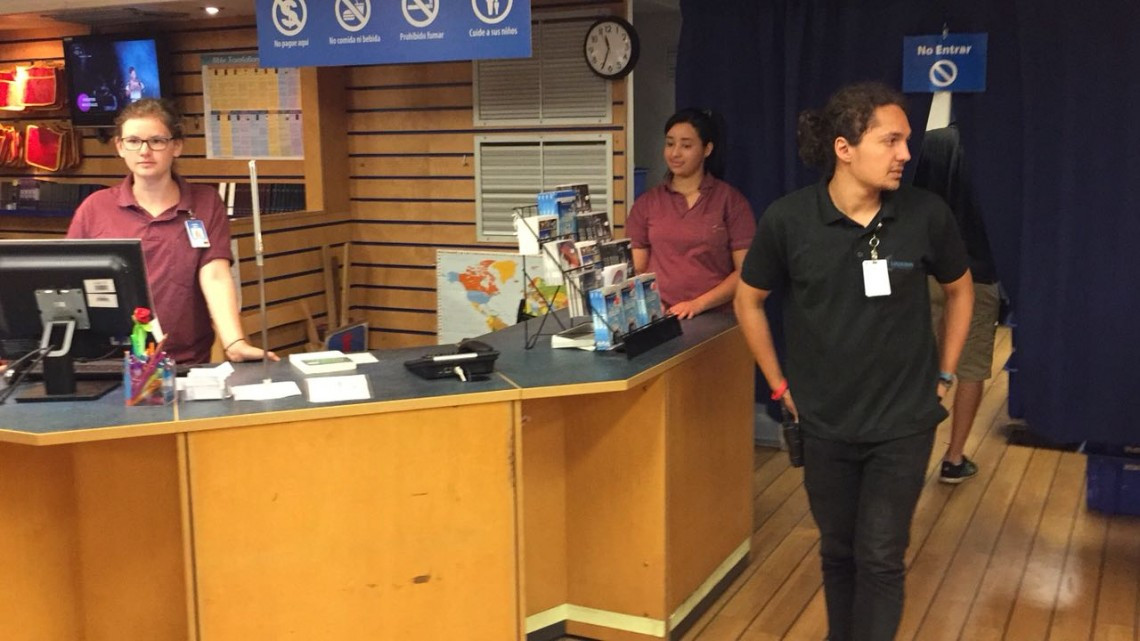 Logos Hope abre sus puertas del mayor tesoro que guarda, su biblioteca