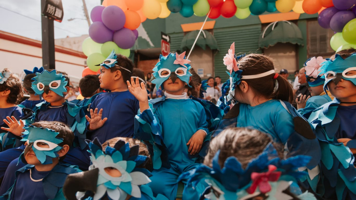 Con desfile dan la bienvenida a la primavera 2025
