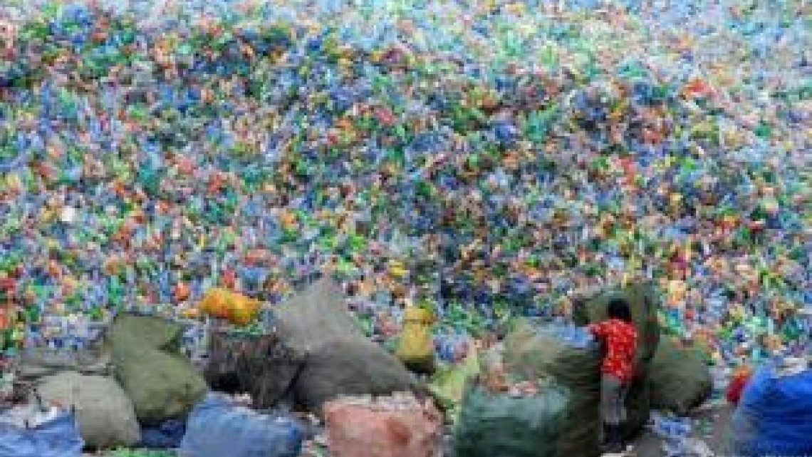 Plástico del mundo pesa lo que la Torre Eiffel 882 mil veces