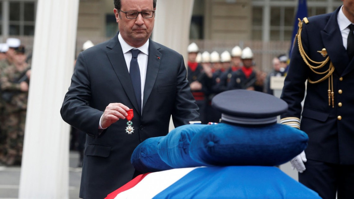 Encabeza Hollande homenaje a policía muerto en tiroteo en París