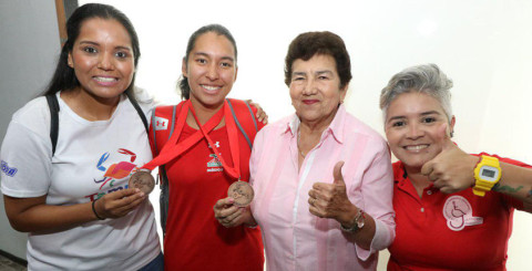 Alcaldesa recibe a Karla Sofía ganadora de dos medallas en para-atletismo