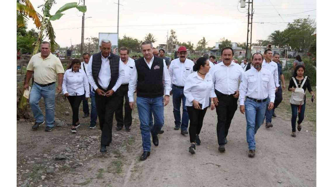 Atiende alcalde de Madero a familias vulnerables