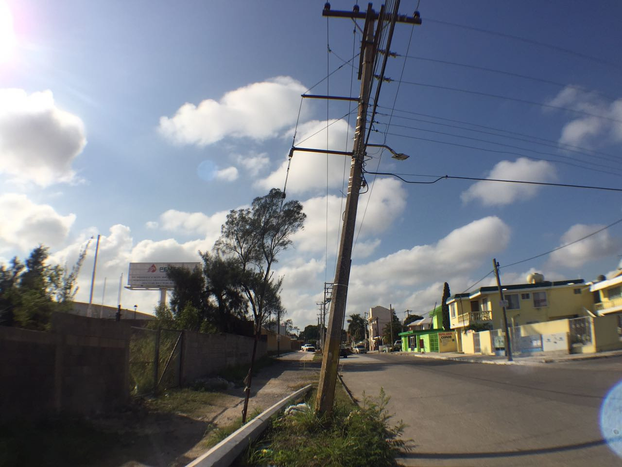 Postes de luz a punto de caer