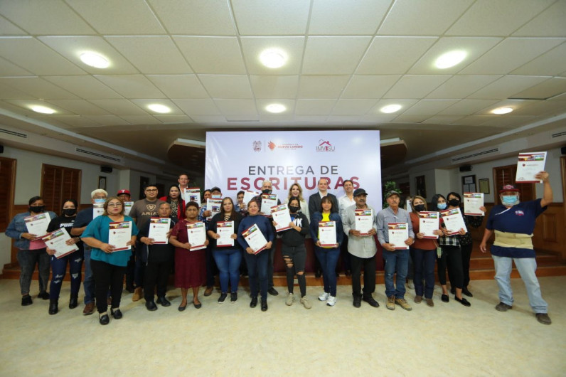 Reciben familias escrituras de sus viviendas 
