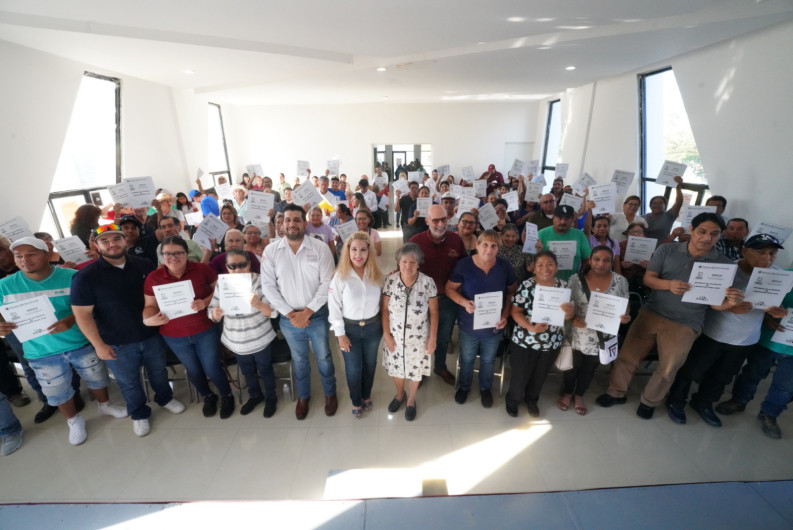 Gobierno Municipal impulsa regularización de viviendas en la colonia Las Torres con entrega de subsidios