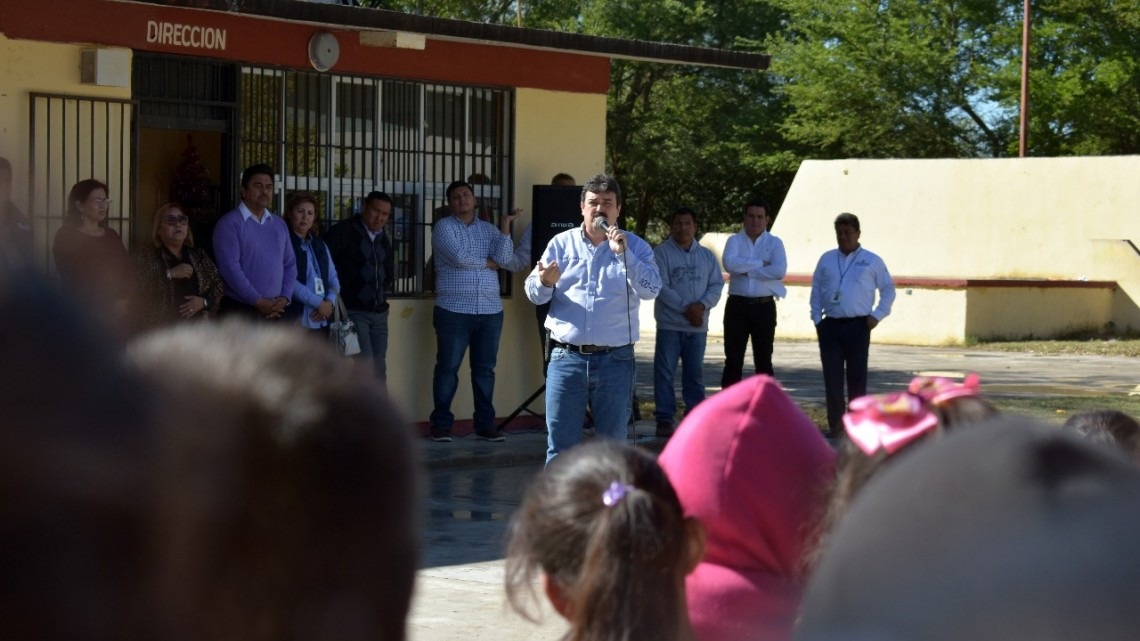 Padres de familia agradecen al Presidente Municipal su compromiso con la educación