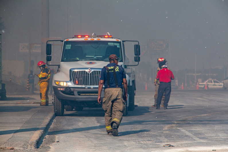 Reconocen labor conjunta tras incendio en recicladora de Reynosa