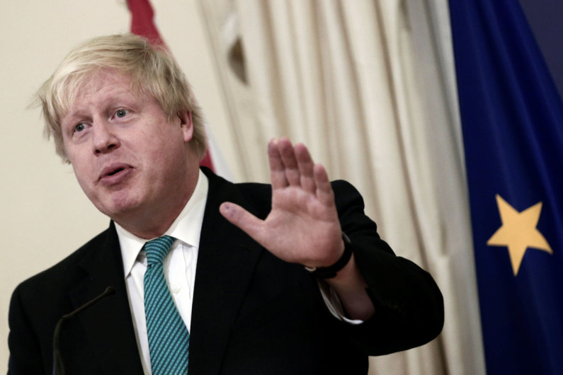 Cancela viaje a Moscú Boris Johnson tras ataque con gas en Siria