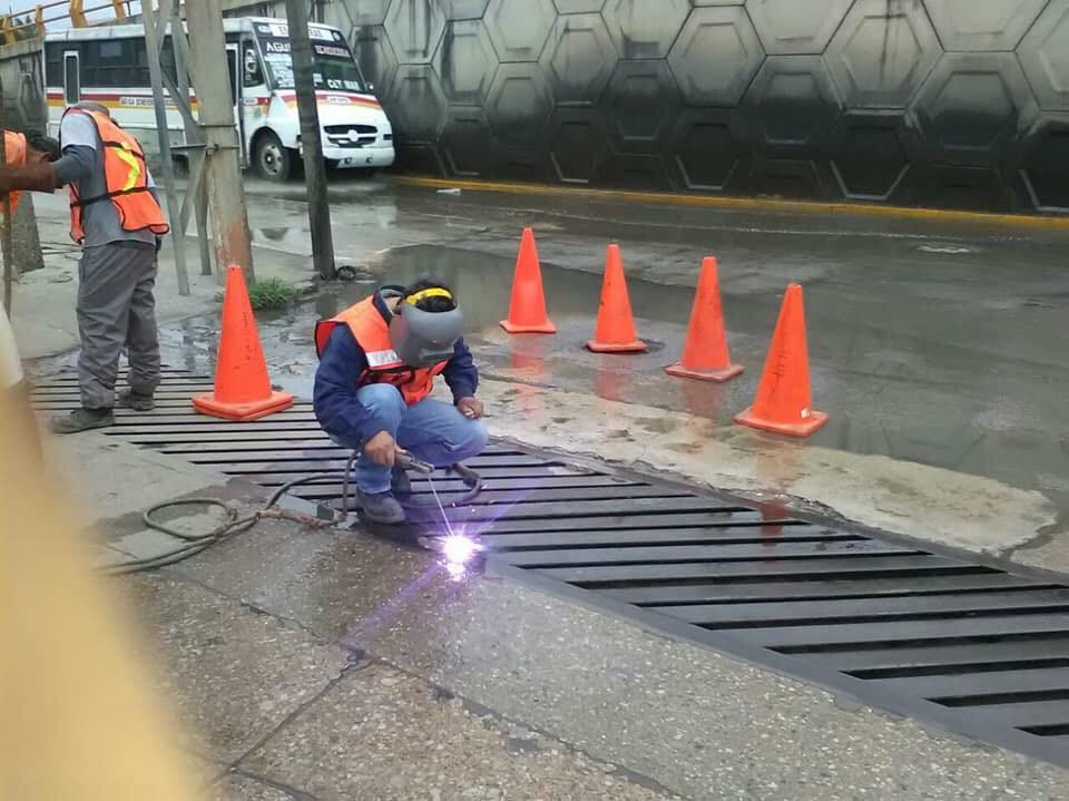 Realizan mantenimiento de rejillas pluviales