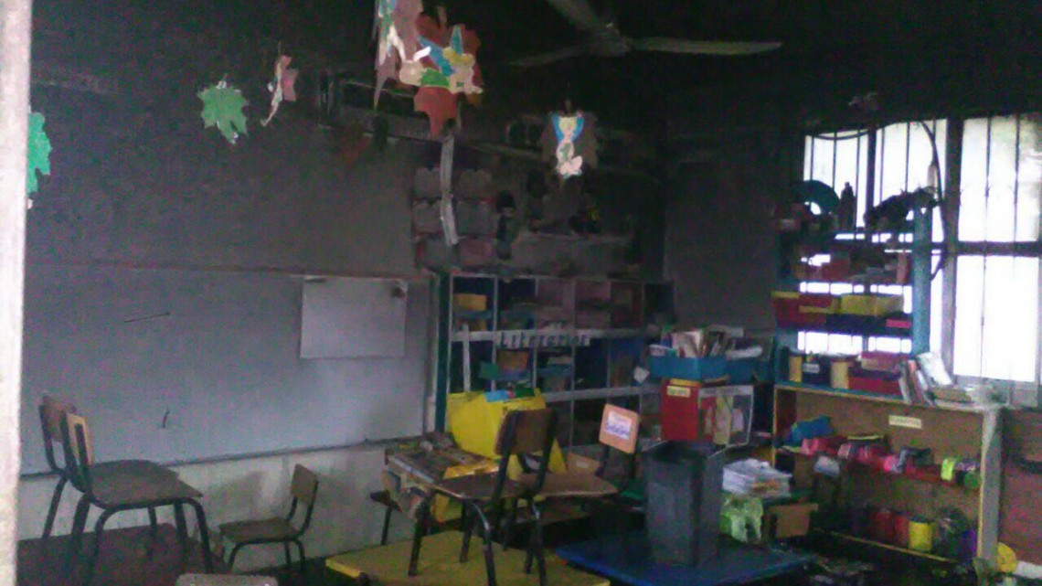 Vándalos prenden fuego a salón de clases de un kinder en la Borreguera