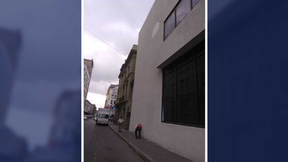 Se desprende revoque de fachada de Bancomer