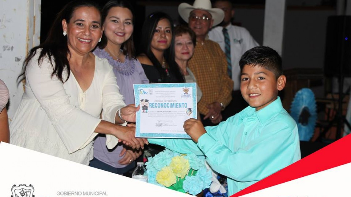 Acude alcaldesa a graduación de escuela primaria