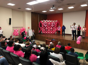 En IMSS mujeres tocan la campana contra el cáncer de mama 